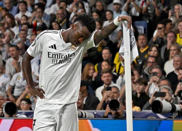 22 10 2024, Football UEFA Champions League 2024 2025, Matchday 3, Real Madrid Borussia Dortmund, at Estadio Santiango Bernabeu in Madrid Spain , Vinicius Junior Real Madrid leans against the corner flag DFL and DFB regulations prohibit any use of photographs as image sequences and or quasi video