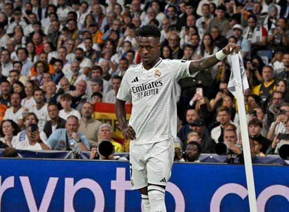 22 10 2024, Football UEFA Champions League 2024 2025, Matchday 3, Real Madrid Borussia Dortmund, at Estadio Santiango Bernabeu in Madrid Spain , Vinicius Junior Real Madrid leans against the corner flag DFL and DFB regulations prohibit any use of photographs as image sequences and or quasi video