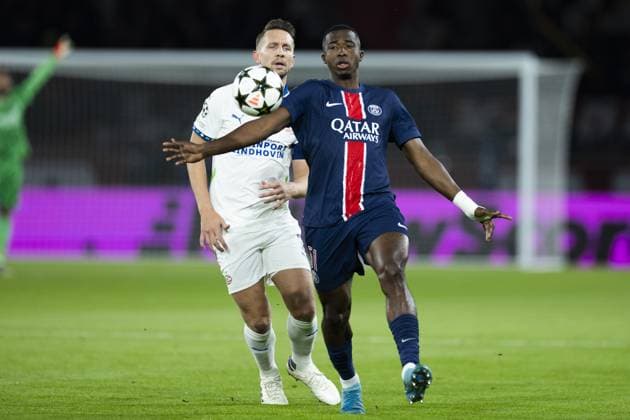 PARIS - (l-r) Luuk de Jong of PSV Eindhoven, Willian Pacho of Paris Saint-Germain during the UEFA Champions League match between Paris Saint Germain and PSV Eindhoven at Parc des Princes on Oct. 22, 2024 in Paris, France. ANP ROBIN VAN LONKHUIJSEN UEFA Champions League 2024 25 xVIxANPxSportx xxANPxIVx 511571923 originalFilename: 511571923.jpg