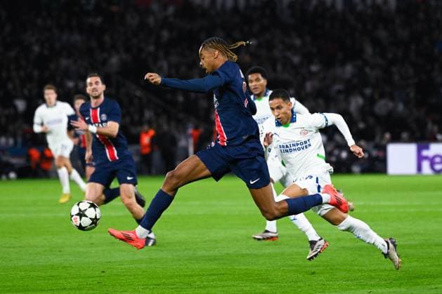 Bradley Barcola ( 29 - PSG ) and Mauro Junior ( 17 - PSV ) during the UEFA Champions League match between Paris Saint Germain and PSV Eindhoven at Parc Des Princes on October 22, 2024 in Paris, France. ( Photo by federico pestellini panoramic ) - FOOTBALL : PSG vs PSV - Ligue des Champions - 22 10 2024 FedericoPestellini Panoramic 