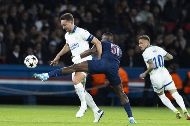 PARIS - (l-r) Luuk de Jong of PSV Eindhoven, Willian Pacho of Paris Saint-Germain during the UEFA Champions League match between Paris Saint Germain and PSV Eindhoven at Parc des Princes on Oct. 22, 2024 in Paris, France. ANP ROBIN VAN LONKHUIJSEN UEFA Champions League 2024 25 xVIxANPxSportx xxANPxIVx 511572521 originalFilename: 511572521.jpg