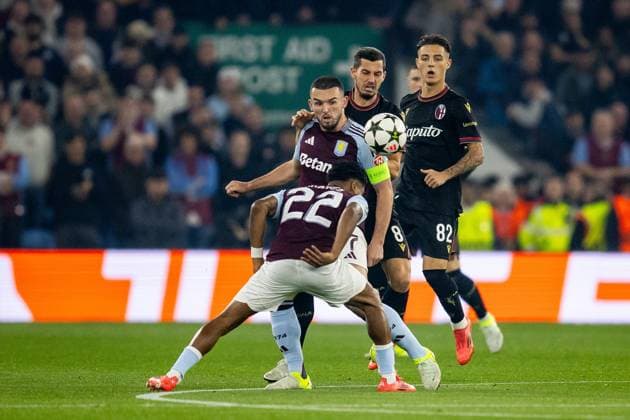Aston Villa v Bologna Champions League 22 10 2024. Aston Villa midfielder John McGinn (7) battles for possession during the Champions League match between Aston Villa and Bologna at Villa Park, Birmingham, England on 22 October 2024. Birmingham Villa Park West Midlands England Editorial use only , Copyright: xManjitxNarotrax PSI-20660-0010