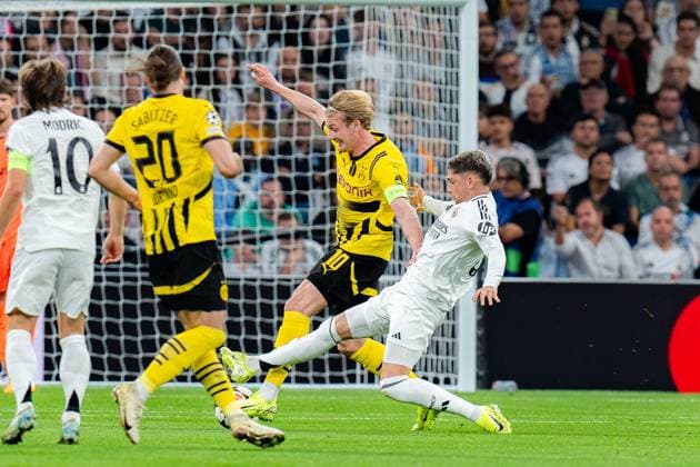 22 10 2024, Real Madrid vs Borussia Dortmund, UEFA Champions League, Matchday 3 Julian Brandt Borussia Dortmund, 10 Federico Valverde Real Madrid, 8 Copyright: xBahhoxKarax
