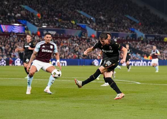 Birmingham, England, 22nd October 2024. Bologna s Giovanni Fabbian has a shot during the UEFA Champions League match at Villa Park, Birmingham. Picture credit should read: Andrew Yates Sportimage EDITORIAL USE ONLY. No use with unauthorised audio, video, data, fixture lists, club league logos or live services. Online in-match use limited to 120 images, no video emulation. No use in betting, games or single club league player publications. SPI-3403-0020