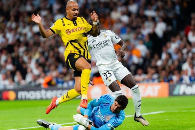 22 10 2024, Real Madrid vs Borussia Dortmund, UEFA Champions League, Matchday 3 Ferland Mendy Real Madrid, 23 and Thibaut Courtois Real Madrid, 1 ahead of Donyell Malen Borussia Dortmund, 21 Copyright: xBahhoxKarax