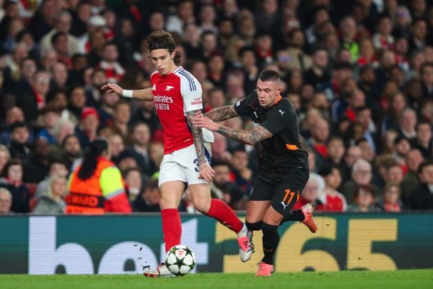 UEFA Champions League, League Stage Arsenal v FC Shakhtar Donetsk Riccardo Calafiori of Arsenal passes the ball while under pressure from Oleksandr Zubkov of Shakhtar Donetsk during the UEFA Champions League, League Stage Arsenal vs FC Shakhtar Donetsk at Emirates Stadium, London, United Kingdom, 22nd October 2024 (Photo by Izzy Poles News Images) London Emirates Stadium Greater London United Kingdom Copyright: xIzzyxPoles NewsxImagesx