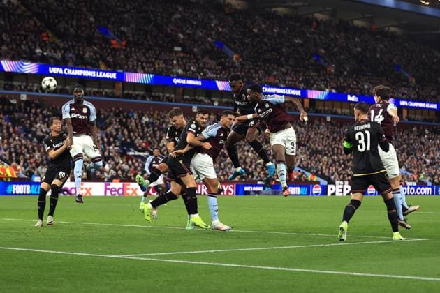 Fußball UEFA-Champions-League-Phase Aston Villa gegen Bologna 22. Oktober 2024 UEFA-Champions-League-Phase Aston Villa gegen Bologna Jhon Duran von Aston Villa scheitert mit einem Kopfball Foto Simon Stacpoole Abseits Birmingham UK  Copyright: xSimonxStacpoolexOffside
