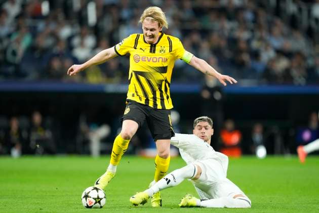 Real Madrid C.F. v Borussia- UEFA Champions League 2024 25 League Phase MD3 Julian Brandt attacking midfield of Borussia Dortmund and Germany and Federico Valverde central midfield of Real Madrid and Uruguay compete for the ball during the UEFA Champions League 2024 25 League Phase MD3 match between Real Madrid C.F. and Borussiaat Estadio Santiago Bernabeu on October 22, 2024 in Madrid, Spain. Madrid Spain  Copyright: xJosexBretonx originalFilename:bretonhernandez-realmadr241022_np17G.jpg