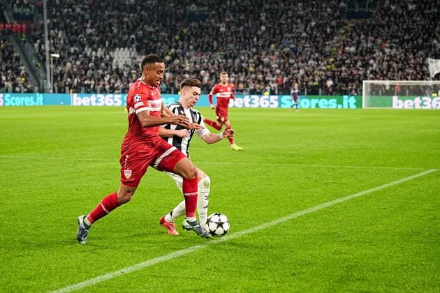 Stuttgart s Jamie Leweling fights for the ball with Juventus Francisco Conceicao during the Uefa Champions League soccer match, between Juventus and Stuttgart at the Allianz Stadium in Turin, north west Italy - Tuesday, October 22, 2024. - Soccer  Copyright: xMarcoxAlpozzi LaPressex