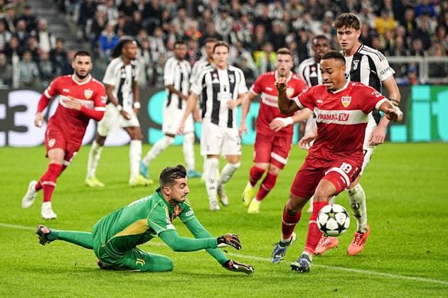 Sport Bilder des Tages Juventus goalkeeper Mattia Perin save Stuttgart s Jamie Leweling makes an attempt to score during the Uefa Champions League soccer match, between Juventus and Stuttgart at the Allianz Stadium in Turin, north west Italy - Tuesday, October 22, 2024. - Soccer  Copyright: xMarcoxAlpozzi LaPressex
