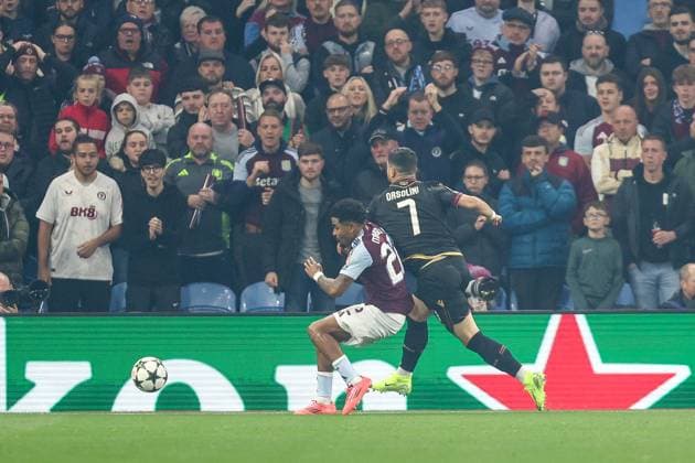 Aston Villa FC v Bologna FC 1909 - UEFA Champions League 2024 25 League Phase MD3 Ian Maatsen of Aston Villa and Riccardo Orsolini of Bologna battle for possession during the UEFA Champions League, League Stage match between Aston Villa and Bologna FC 1909 at Villa Park in Birmingham, England, on October 22, 2024. Birmingham West Midlands United Kingdom  Copyright: xMIxNewsx originalFilename:fletcher-astonvil241022_npb2A.jpg
