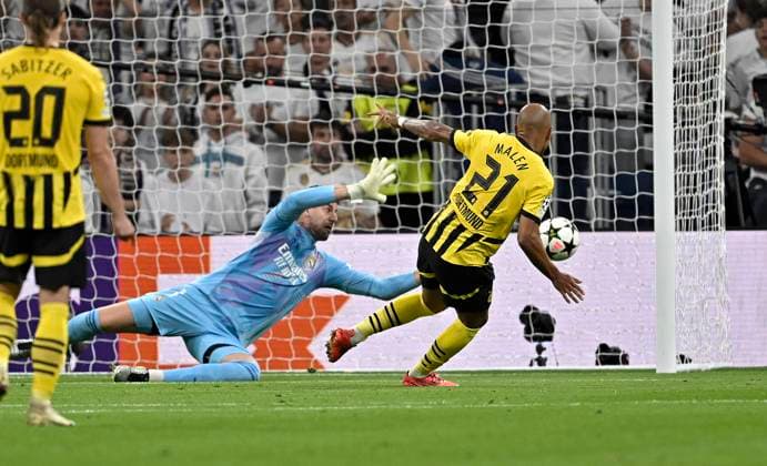 22 10 2024, Football UEFA Champions League 2024 2025, Matchday 3, Real Madrid Borussia Dortmund, at Estadio Santiango Bernabeu in Madrid Spain , Donyell Malen Borussia Dortmund scores to 0 1 against goalkeeper Thibaut Courtois Real Madrid DFL and DFB regulations prohibit any use of photographs as image sequences and or quasi video