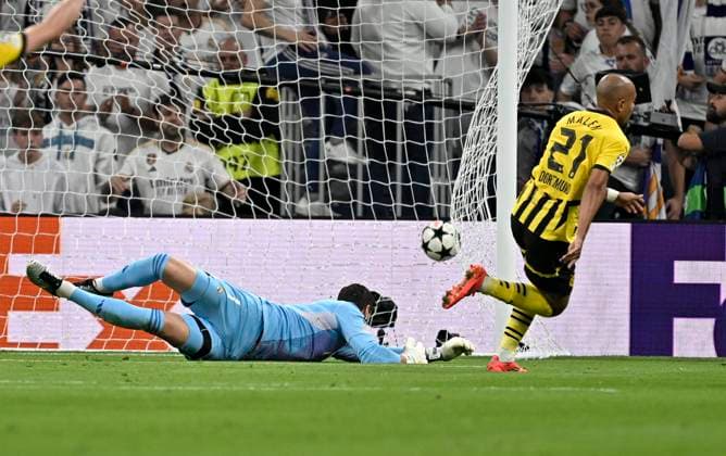 22 10 2024, Football UEFA Champions League 2024 2025, Matchday 3, Real Madrid Borussia Dortmund, at Estadio Santiango Bernabeu in Madrid Spain , Donyell Malen Borussia Dortmund scores to 0 1 against goalkeeper Thibaut Courtois Real Madrid DFL and DFB regulations prohibit any use of photographs as image sequences and or quasi video