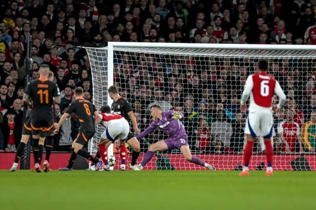 Gabriel Martinelli of Arsenal FC slots the ball in to the bottom corner to score Arsenal FC first goal of the night during the UEFA Champions League match between Arsenal and Shakhtar Donetsk at the Emirates Stadium, London, England on 22 October 2024. Copyright: xPhilxHutchinsonx 42010004
