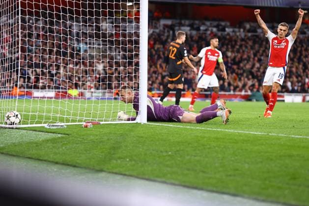Arsenal gegen Shakhtar Donetsk 22. Oktober 2024, London UEFA Champions League Arsenal gegen Shakhtar Donetsk Shakhtar Donetsk Torhüter Dmytro Riznyk starrt nach einem Eigentor auf den Ball Foto Jacques Feeney Offside London UK  Copyright: xJacquesxFeeneyx xOffsidexOffside