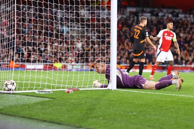 Arsenal gegen Shakhtar Donetsk 22. Oktober 2024, London UEFA Champions League Arsenal gegen Shakhtar Donetsk Shakhtar Donetsk Torhüter Dmytro Riznyk starrt nach einem Eigentor auf den Ball Foto Jacques Feeney Offside London UK  Copyright: xJacquesxFeeneyx xOffsidexOffside