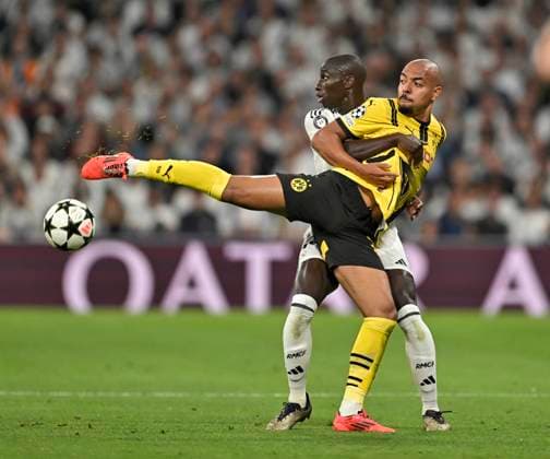 22 10 2024, Football UEFA Champions League 2024 2025, Matchday 3, Real Madrid Borussia Dortmund, at Estadio Santiango Bernabeu in Madrid Spain , v l Donyell Malen Borussia Dortmund vs Ferland Mendy Real Madrid DFL and DFB regulations prohibit any use of photographs as image sequences and or quasi video