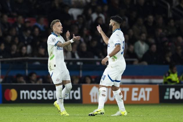 PARIS - (l-r) Noa Lang of PSV Eindhoven, Ismael Saibari of PSV Eindhoven celebrate the 0-1 during the UEFA Champions League match between Paris Saint Germain and PSV Eindhoven at Parc des Princes on Oct. 22, 2024 in Paris, France. ANP ROBIN VAN LONKHUIJSEN UEFA Champions League 2024 25 xVIxANPxSportx xxANPxIVx 511574720 originalFilename: 511574720.jpg