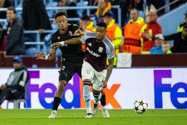 Aston Villa v Bologna Champions League 22 10 2024. Aston Villa defender Ezri Konsa (4) battles for possession during the Champions League match between Aston Villa and Bologna at Villa Park, Birmingham, England on 22 October 2024. Birmingham Villa Park West Midlands England Editorial use only , Copyright: xManjitxNarotrax PSI-20660-0017