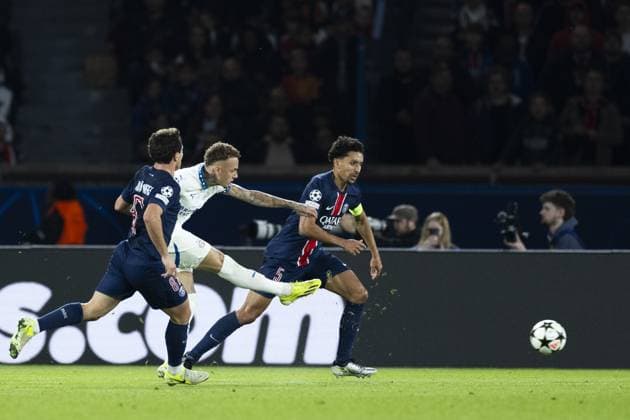 PARIS - Noa Lang of PSV Eindhoven scores the 0-1 during the UEFA Champions League match between Paris Saint Germain and PSV Eindhoven at Parc des Princes on Oct. 22, 2024 in Paris, France. ANP ROBIN VAN LONKHUIJSEN UEFA Champions League 2024 25 xVIxANPxSportx xxANPxIVx 511574910 originalFilename: 511574910.jpg