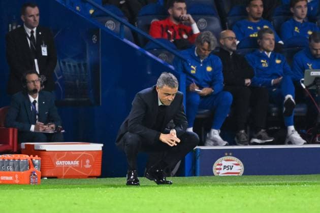 Luis Enrique Martinez ( coach PSG ) looks dejected during the UEFA Champions League match between Paris Saint Germain and PSV Eindhoven at Parc Des Princes on October 22, 2024 in Paris, France. ( Photo by federico pestellini panoramic ) - FOOTBALL : PSG vs PSV - Ligue des Champions - 22 10 2024 FedericoPestellini Panoramic 