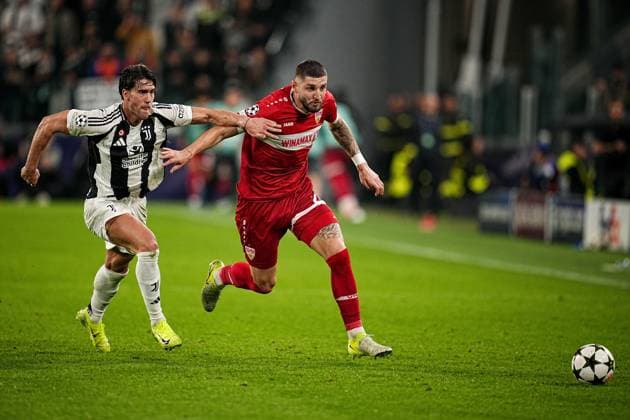 Juventus Dusan Vlahovic fights for the ball with Stuttgart s Jeff Chabot during the Uefa Champions League soccer match, between Juventus and Stuttgart at the Allianz Stadium in Turin, north west Italy - Tuesday, October 22, 2024. - Soccer  Copyright: xMarcoxAlpozzi LaPressex