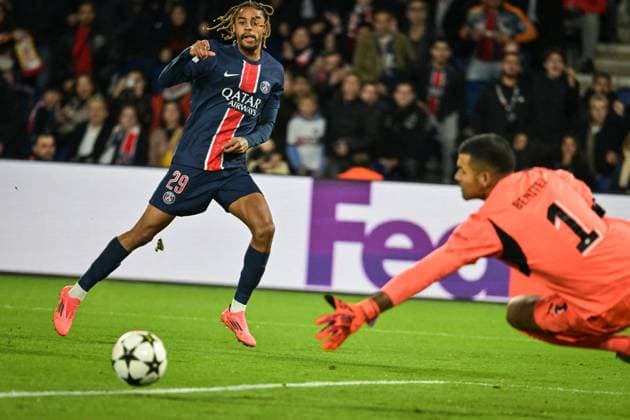 Champions League PSG vs PSV Eindhoven FA Paris Saint-Germain’s forward Bradley Barcola kicks the ball during the UEFA Champions League football match between Paris Saint-Germain and PSV Eindhoven at the Parc des Princes Stadium in Paris on October 22, 2024. Photo by Firas Abdullah ABACAPRESS.COM Paris Ile-de-France France  Copyright: xAbdullahxFiras ABACAx