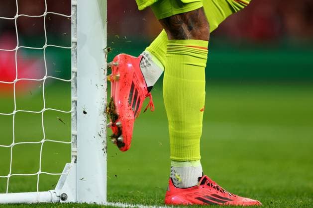 David Raya of Arsenal cleans his boots on the goalpost - Arsenal v Shakhtar Donetsk, UEFA Champions League, Emirates Stadium, London, UK - 22nd October 2024 Arsenal v Shakhtar Donetsk, UEFA Champions League, Group Stage, Football, Emirates Stadium, London, UK - 22 Oct 2024 EDITORIAL USE ONLY No use with unauthorised audio, video, data, fixture lists, club league logos or live services. Online in-match use limited to 120 images, no video emulation. No use in betting, games or single club league player publications.  Copyright: xMDI Shutterstockx 14805154d
