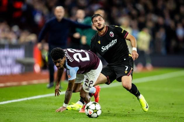 Aston Villa v Bologna Champions League 22 10 2024. Aston Villa defender Ian Maatsen (22) battles for possession with Bologna forward Riccardo Orsolini (7) during the Champions League match between Aston Villa and Bologna at Villa Park, Birmingham, England on 22 October 2024. Birmingham Villa Park West Midlands England Editorial use only , Copyright: xManjitxNarotrax PSI-20660-0029