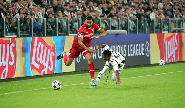 22 10 24 Juventus Turin VfB Stuttgart Italy, Turin, 22 10 2024, Football, UEFA Champions League, Juventus Turin VfB Stuttgart v l Josha Vagnoman VfB Stuttgart , Juan Cabal Juventus Turin