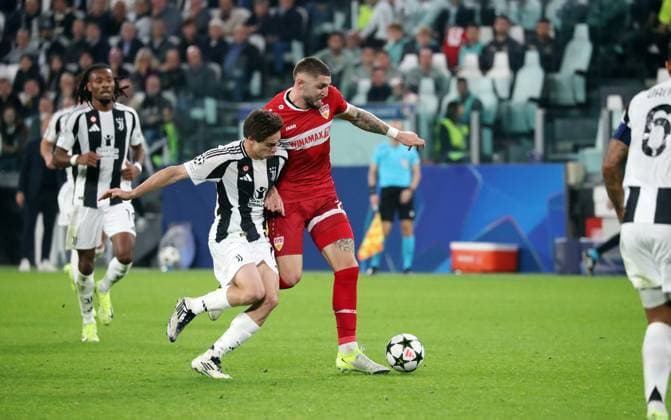 22 10 24 Juventus Turin VfB Stuttgart Italy, Turin, 22 10 2024, Football, UEFA Champions League, Juventus Turin VfB Stuttgart v l Kenan Yildiz Juventus Turin , Jeff Chabot VfB Stuttgart