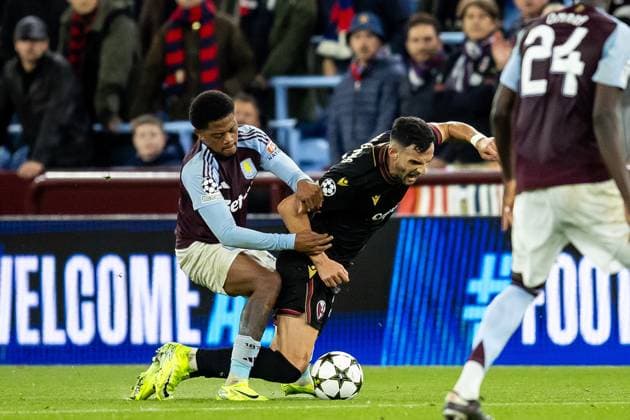 Aston Villa v Bologna Champions League 22 10 2024. Bologna defender Charalampos Lykogiannis (22) fouled by Aston Villa forward Leon Bailey (31) during the Champions League match between Aston Villa and Bologna at Villa Park, Birmingham, England on 22 October 2024. Birmingham Villa Park West Midlands England Editorial use only , Copyright: xManjitxNarotrax PSI-20660-0033