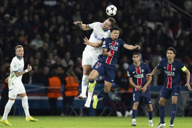 PARIS - (l-r) Luuk de Jong of PSV Eindhoven, Warren Zaire-Emery of Paris Saint-Germain during the UEFA Champions League match between Paris Saint Germain and PSV Eindhoven at Parc des Princes on Oct. 22, 2024 in Paris, France. ANP ROBIN VAN LONKHUIJSEN UEFA Champions League 2024 25 xVIxANPxSportx xxANPxIVx 511577634 originalFilename: 511577634.jpg