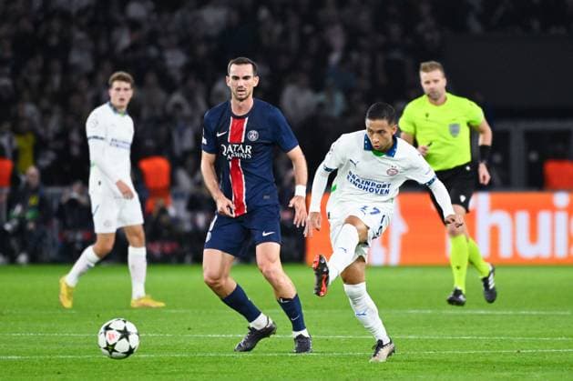 Mauro Junior ( 17 - PSV ) and Fabián Ruiz ( 8 - PSG ) during the UEFA Champions League match between Paris Saint Germain and PSV Eindhoven at Parc Des Princes on October 22, 2024 in Paris, France. ( Photo by federico pestellini panoramic ) - FOOTBALL : PSG vs PSV - Ligue des Champions - 22 10 2024 FedericoPestellini Panoramic 