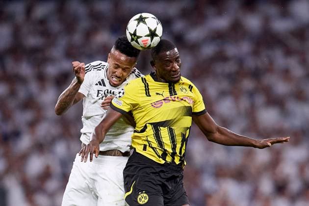 Serhou Guirassy of Borussia Dortmund and Eder Militao of Real Madrid CF Real Madrid v Borusssia Dortmund, La Liga, Football, Santiago Bernabeu Stadium, Madrid, Spain - 22 Oct 2024  Copyright: xRubenxAlbarran Shutterstockx 14805565ar