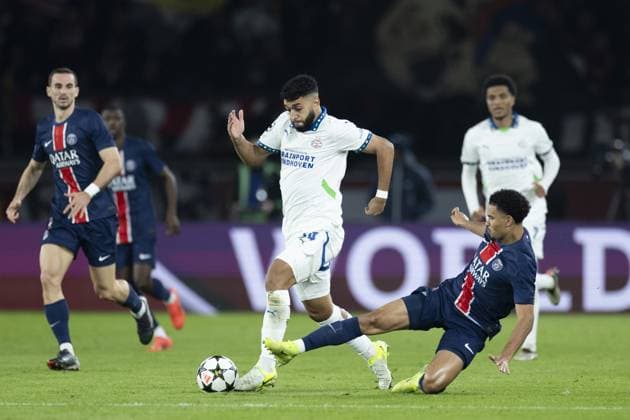 PARIS - (l-r) Ismael Saibari of PSV Eindhoven, Warren Zaire-Emery of Paris Saint-Germain during the UEFA Champions League match between Paris Saint Germain and PSV Eindhoven at Parc des Princes on Oct. 22, 2024 in Paris, France. ANP ROBIN VAN LONKHUIJSEN UEFA Champions League 2024 25 xVIxANPxSportx xxANPxIVx 511578455 originalFilename: 511578455.jpg