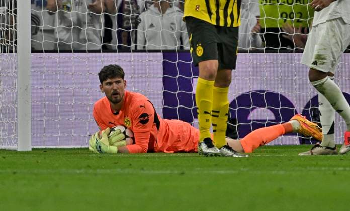 22 10 2024, Football UEFA Champions League 2024 2025, Matchday 3, Real Madrid Borussia Dortmund, at Estadio Santiango Bernabeu in Madrid Spain , Goalkeeper Gregor Kobel Borussia Dortmund secures the ball DFL and DFB regulations prohibit any use of photographs as image sequences and or quasi video
