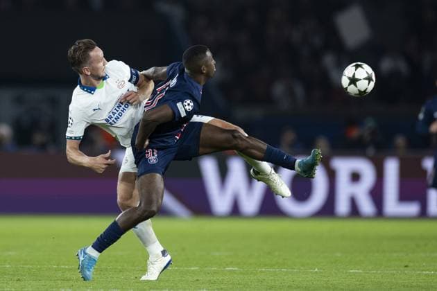 PARIS - (l-r) Luuk de Jong of PSV Eindhoven, Willian Pacho of Paris Saint-Germain during the UEFA Champions League match between Paris Saint Germain and PSV Eindhoven at Parc des Princes on Oct. 22, 2024 in Paris, France. ANP ROBIN VAN LONKHUIJSEN UEFA Champions League 2024 25 xVIxANPxSportx xxANPxIVx 511578963 originalFilename: 511578963.jpg