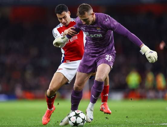Arsenal gegen Shakhtar Donetsk 22. Oktober 2024, London UEFA Champions League Arsenal gegen Shakhtar Donetsk Gabriel Martinelli von Arsenal im Zweikampf mit Shakhtar Donetsk-Torwart Dmytro Riznyk Foto Jacques Feeney Offside London UK  Copyright: xJacquesxFeeneyx xOffsidexOffside