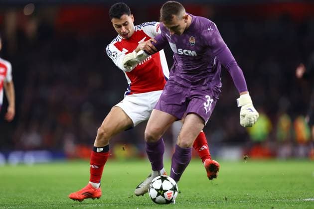 Arsenal gegen Shakhtar Donetsk 22. Oktober 2024, London UEFA Champions League Arsenal gegen Shakhtar Donetsk Gabriel Martinelli von Arsenal im Zweikampf mit Shakhtar Donetsk-Torwart Dmytro Riznyk Foto Jacques Feeney Offside London UK  Copyright: xJacquesxFeeneyx xOffsidexOffside