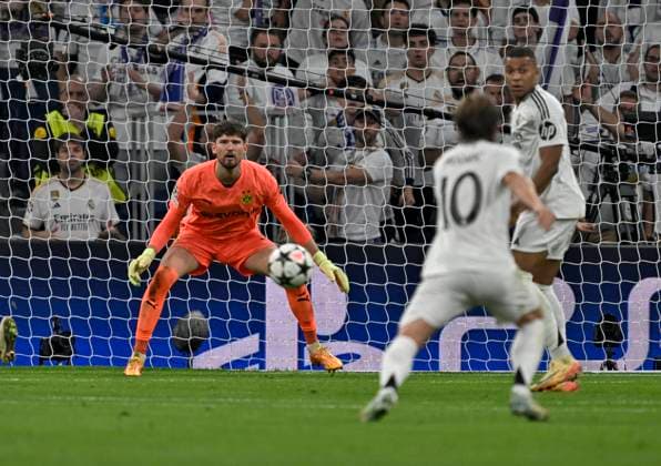 22 10 2024, Football UEFA Champions League 2024 2025, Matchday 3, Real Madrid Borussia Dortmund, at Estadio Santiango Bernabeu in Madrid Spain , Goalkeeper Gregor Kobel Borussia Dortmund looks to the ball DFL and DFB regulations prohibit any use of photographs as image sequences and or quasi video