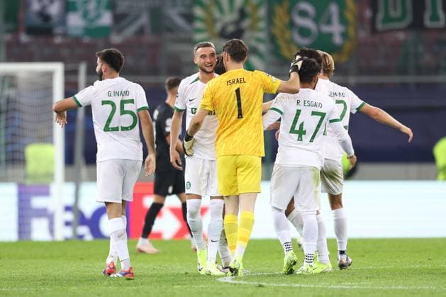 SOCCER - UEFA CL, Sturm vs Sporting KLAGENFURT,AUSTRIA,22.OCT.24 - SOCCER - UEFA Champions League, SK Sturm Graz vs Sporting CP. Image shows the rejoicing of Sporting Lissabon.  GEPAxpictures xChrisxBauer