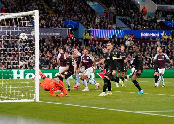 Sport Bilder des Tages Birmingham, England, 22nd October 2024. Bologna s goalkeeper Lukasz Skorupski dives in vain as Villa score their first goal through a free kick by John McGinn during the UEFA Champions League match at Villa Park, Birmingham. Picture credit should read: Andrew Yates Sportimage EDITORIAL USE ONLY. No use with unauthorised audio, video, data, fixture lists, club league logos or live services. Online in-match use limited to 120 images, no video emulation. No use in betting, games or single club league player publications. SPI-3403-0037