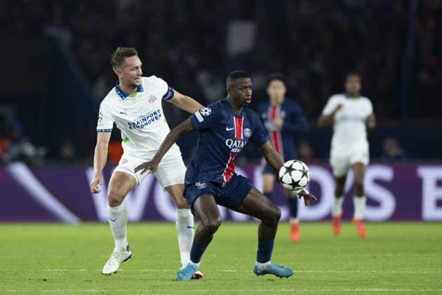 PARIS - (l-r) Luuk de Jong of PSV Eindhoven, Willian Pacho of Paris Saint-Germain during the UEFA Champions League match between Paris Saint Germain and PSV Eindhoven at Parc des Princes on Oct. 22, 2024 in Paris, France. ANP ROBIN VAN LONKHUIJSEN UEFA Champions League 2024 25 xVIxANPxSportx xxANPxIVx 511579119 originalFilename: 511579119.jpg