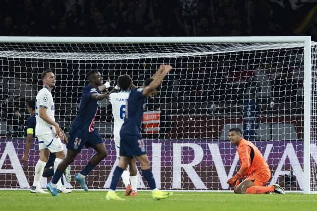 PARIS - (l-r) Luuk de Jong of PSV Eindhoven, Ryan Flamingo of PSV Eindhoven, PSV Eindhoven goalkeeper Walter Benitez disappointment after the 1-1 during the UEFA Champions League match between Paris Saint Germain and PSV Eindhoven at Parc des Princes on Oct. 22, 2024 in Paris, France. ANP ROBIN VAN LONKHUIJSEN UEFA Champions League 2024 25 xVIxANPxSportx xxANPxIVx 511579363 originalFilename: 511579363.jpg