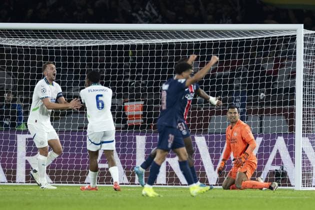 PARIS - (l-r) Luuk de Jong of PSV Eindhoven, Ryan Flamingo of PSV Eindhoven, PSV Eindhoven goalkeeper Walter Benitez disappointment after the 1-1 during the UEFA Champions League match between Paris Saint Germain and PSV Eindhoven at Parc des Princes on Oct. 22, 2024 in Paris, France. ANP ROBIN VAN LONKHUIJSEN UEFA Champions League 2024 25 xVIxANPxSportx xxANPxIVx 511579501 originalFilename: 511579501.jpg