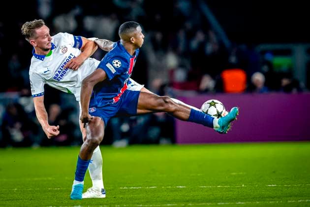PSV Eindhoven forwarder Luuk de Jong, Paris Saint Germain defender Willian Pacho, during the match Paris PSV at the Parc des Princes Stadium for the UEFA Champions League League phase Matchday 3 season 2023 2024 in PARIS, France on 22 oktober 2024 photo by Geert van Erven EYE4images DeFodi Images not used in POL SRB CRO FRA GBR NED ITA USA Defodi 746 196560 Defodi-746 not used in POL SRB CRO FRA GBR NED ITA USA