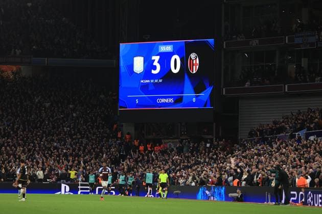 Fußball UEFA-Champions-League-Phase Aston Villa gegen Bologna 22. Oktober 2024 UEFA-Champions-League-Phase Aston Villa gegen Bologna Ein Fehler auf der Anzeigetafel zeigt, dass Villa 3  Copyright: xSimonxStacpoolexOffside