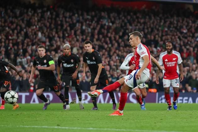 UEFA Champions League, League Stage Arsenal v FC Shakhtar Donetsk Leandro Trossard of Arsenal misses his penalty during the UEFA Champions League, League Stage Arsenal vs FC Shakhtar Donetsk at Emirates Stadium, London, United Kingdom, 22nd October 2024 (Photo by Izzy Poles News Images) London Emirates Stadium Greater London United Kingdom Copyright: xIzzyxPoles NewsxImagesx
