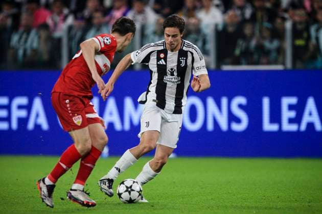 Juventus v VfB Stuttgart - UEFA Champions League 2024 25 League Phase MD3 Juventus forward Kenan Yildiz (10) fights for the ball against Stuttgart defender Anthony Rouault (29) during the UEFA Champions League league phase football match number 3, Juventus versus Stuttgart, at the Allianz Stadium in Turin, Piedmont, Italy, on October 22, 2024. Turin Italy  Copyright: xMatteoxBottanellix originalFilename:bottanelli-juventus241022_npo10.jpg